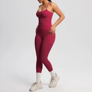 Détail d'un ensemble de yoga rouge foncé avec camisole à col en U et legging à poches