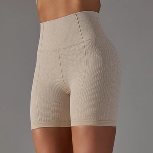 Dettaglio macro della trama a nido d'ape traspirante sui pantaloncini fitness a vita alta