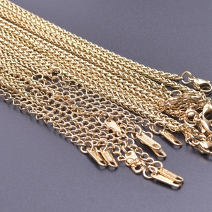Detail of 2.5mm gold 18k plated stainless steel keel chains with lobster clasps