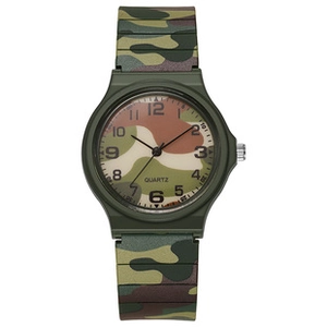 Détail d'une montre à quartz pour enfants avec motif camouflage vert et cadran lumineux