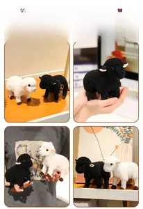 Détail de peluches mouton cartoon noir et blanc avec texture en laine bouclée douce