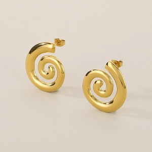 Makro-Detail von 18K vergoldeten Edelstahl-Ohrringen mit spiralförmigem Design
