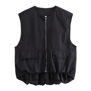 Gilet utilitaire noir pour femme avec poches zippées et ourlet plissé élégant