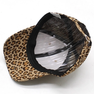Vista detallada del interior de la gorra de leopardo con banda y correa ajustable