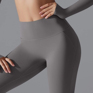 Detailansicht der hoch taillierten Yoga-Kombination mit Fokus auf Passform und Silhouette