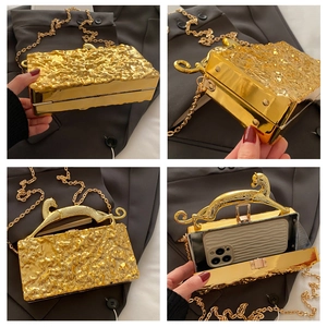 Detail der goldenen Box-Clutch mit Eisriss-Textur und Leopardengriff für den Abend