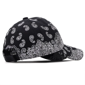 Gros plan sur la casquette en coton noir à motif bandana et sangle arrière réglable
