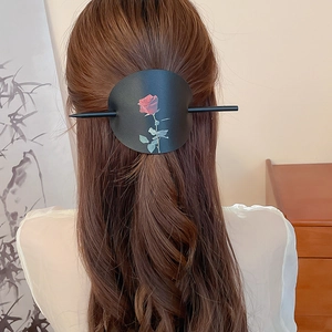 Eleganter Leder-Haarstab mit roter Rose für einen stilvollen Dutt im chinesischen Stil