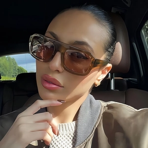 Fashionable brown gradient pilot sunglasses with oversized translucent frame for women