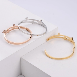 Bracelets papillon chic en or, argent et or rose sur des socles géométriques blancs