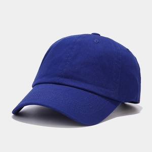 Dettaglio del berretto da baseball blu navy in cotone con sei pannelli e visiera curva