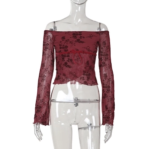 Détail du haut à fleurs en mesh bordeaux avec nœuds en velours et manches en dentelle