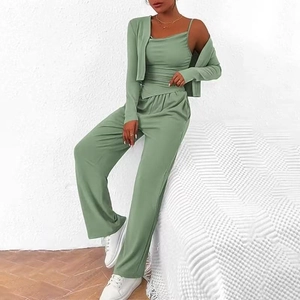 Détail d'un ensemble trois pièces vert sauge avec gilet et pantalon large texturé