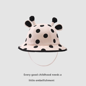 Dettaglio cappello sole rosa giraffa con pois neri e corna 3D decorative carine
