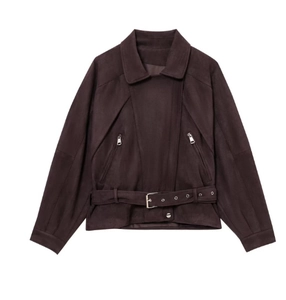 Détails de la veste de motard en suédine avec fermetures éclair et ceinture assortie
