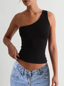 Nahaufnahme des schwarzen Ein-Schulter-Yoga-Tops mit minimalistischen Profi-Nähten