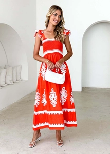 Détail du corsage élastique et des bretelles à volants sur la robe longue orange