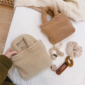 Vue détaillée des mini sacs à main en laine d'agneau peluche avec accessoires assortis