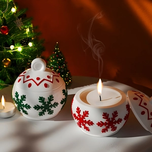 Barattoli per candele natalizie con rilievi a fiocco di neve e luci festive calde