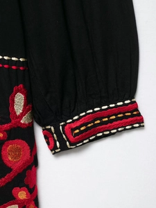 Détail de la broderie ethnique sur le revers de manche en coton et lin noir