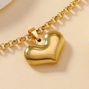 Collana in acciaio inossidabile dorato con ciondolo a cuore 3D e maglia circolare