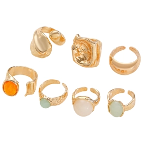 Siebenteiliges Set goldene unregelmäßige Ringe mit orangefarbenen Mondstein-Cabochons