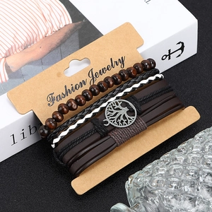 Détail de bracelets multicouches en cuir avec perles en bois et pendentif arbre de vie