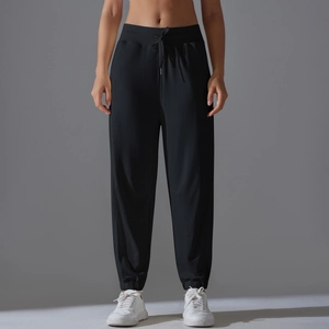 Détail de la taille haute à cordon et des poignets élastiques du pantalon de jogging