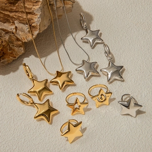 Vista dettagliata del set di gioielli a forma di stella in acciaio inox oro e argento