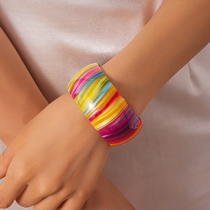 Bracelet jonc en acétate rayé coloré avec un large design rond géométrique ouvert