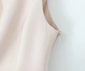 Λεπτομέρεια ροζ slim-fit τοπ με πλαϊνό φερμουάρ και υφή υφάσματος εξαιρετικής πλέξης