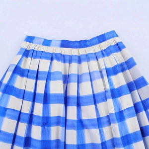 Gonna midi a quadri acquerello blu e bianchi con design a pieghe a vita alta