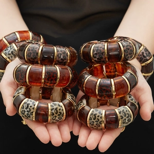 Elastic resin bracelet featuring geometric leopard print and tortoiseshell patterns