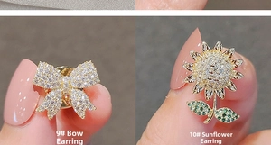 Vue détaillée de mini broches nœud et tournesol serties de zircons sur la main