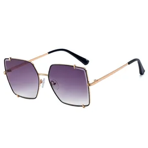 Occhiali da sole squadrati oversize con lenti sfumate viola e montatura oro nero