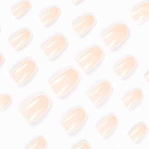 Unghie finte French Tip bianche lucide con base rosa nude di forma ovale