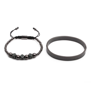 Set bracciale rigido nero con numeri romani e braccialetto di perline con zirconi verdi su bianco
