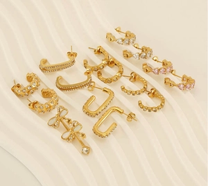 Détail de boucles d'oreilles en acier inoxydable doré 18 carats avec pierres en zircon