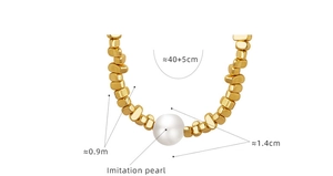 Detalle macro del collar de cuentas chapado en oro con un gran colgante de perla redonda