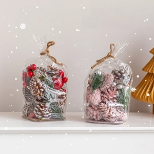 Kit déco de Noël avec pommes de pin et baies rouges dans des sacs en toile rustiques