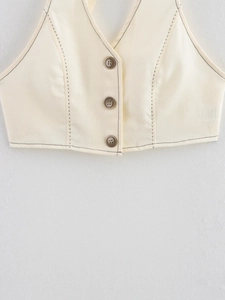 Détail du haut dos nu beige avec surpiqûres contrastées et trois boutons marron