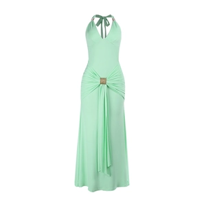 Détail de la robe licou vert menthe avec taille froncée et boucle décorative centrale