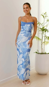 Détail d'une robe longue fleurie bleue et blanche avec col bénitier et fines bretelles