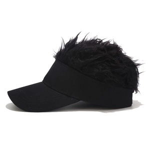 Vue de profil de la visière de baseball noire avec extension de cheveux synthétiques