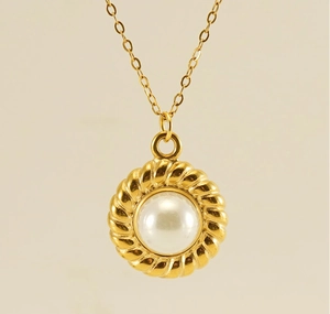 Gros plan d'un pendentif perle tournesol plaqué or 18 carats avec détails torsadés