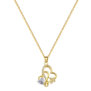 Collier en acier titane doré avec pendentifs cœurs entrelacés en CZ et petit papillon