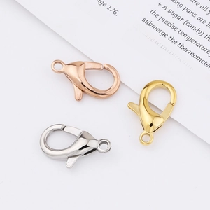 Dettaglio di chiusure a moschettone da 25mm in finiture oro rosa, oro e argento lucido