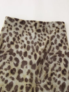 Détail du tissu en maille légère avec imprimé léopard classique et taille élastique