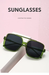 Detailansicht der transparent grünen quadratischen Halbrand-Sonnenbrille auf weißen Stufen