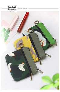 Détail de mini pochettes en toile avec imprimés oiseau, renard et pingouin et clips métal